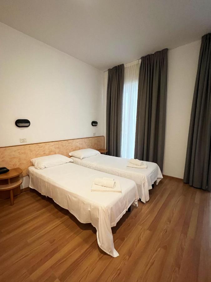 Hotel Little Римини Экстерьер фото